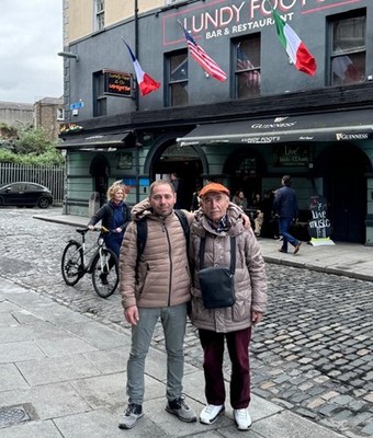 Qırım seyyahı (müellif) yegeni ile Dublin şeeri soqaqlarında (İrlandiya)